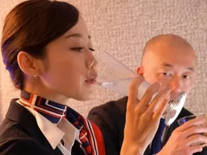 Bố chồng lén vụng trộm cùng con dâu trong bếp