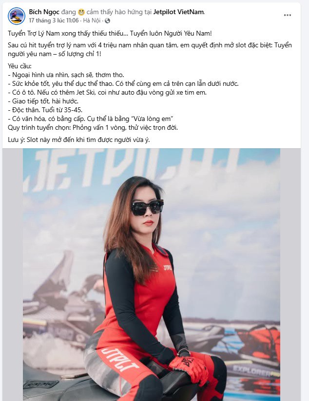 Đang thủ dâm thì bị con em gái bú lấy đầu cặc